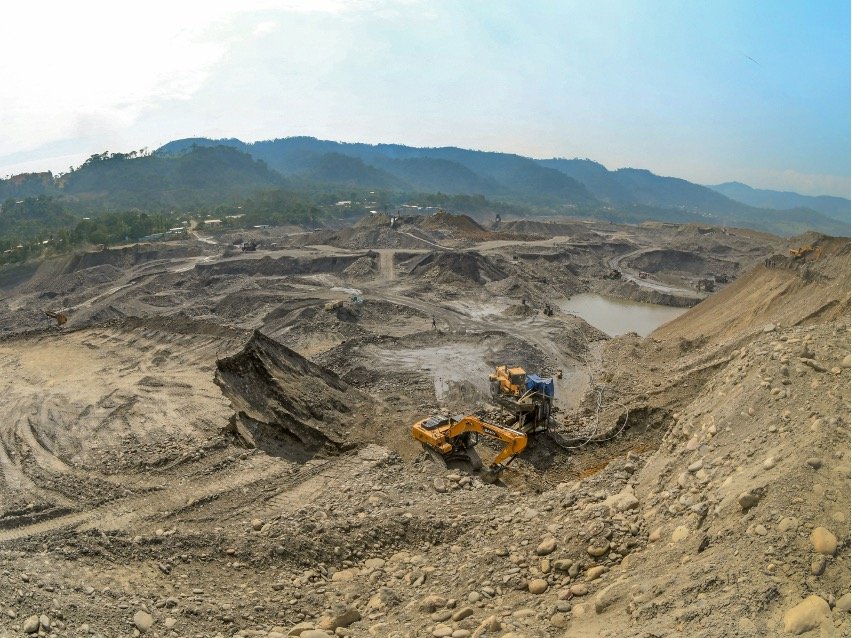 La minería ilegal acorrala a los guardaparques en la Amazonía ecuatoriana: el avance de los grupos armados pone en jaque la conservación